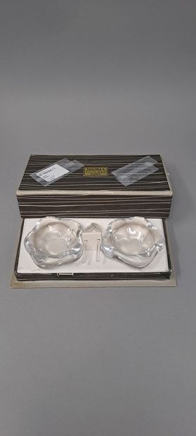 null DAUM
Pair of crystal salt bowls, with two small spoons. In their original cardboard...
