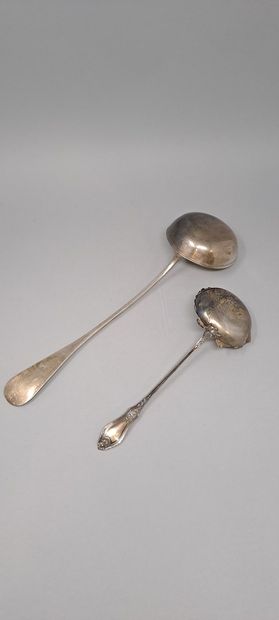 null Two silver serving utensils (Minerve) :
- fruit salad spoon with foliate decoration,...