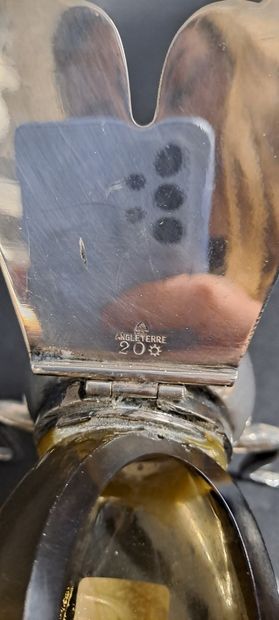 null Pot à miel en verre teinté jaune et métal argenté en forme d'abeille.
L. 16...