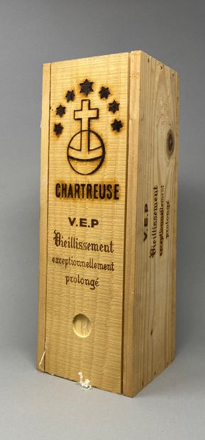 null 1 liter CHARTREUSE "V.E.P.", green 1966 (MB, original wood and cardboard bo...