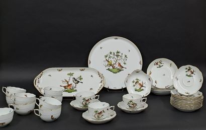 null HEREND HUNGARY
Tea service in polychrome porcelain with decoration of birds,...
