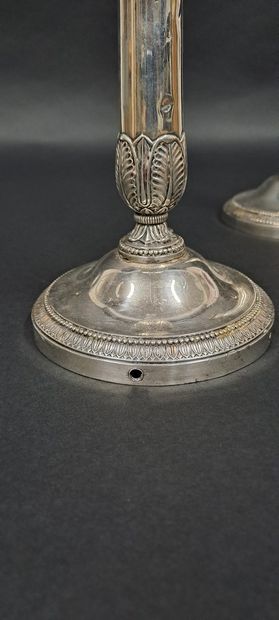 null Pair of silver candlesticks decorated with palmette and leaf friezes
H. 24,5...
