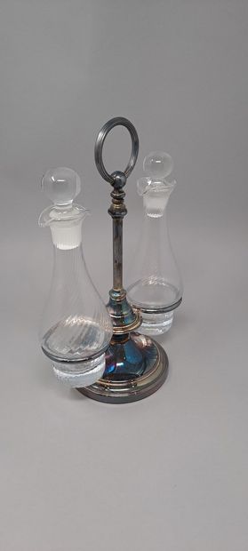 null CHRISTOFLE
Oil cruet, silver plated metal frame decorated with moldings of nets,...
