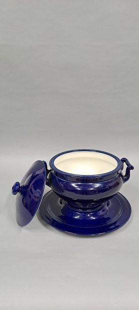 null SEVRES 
Soup tureen and its servant in blue porcelain of furnace. 
Piece called...