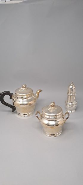null Silver tea service composed of a teapot, the cover stylizing a rosehip fruit,...