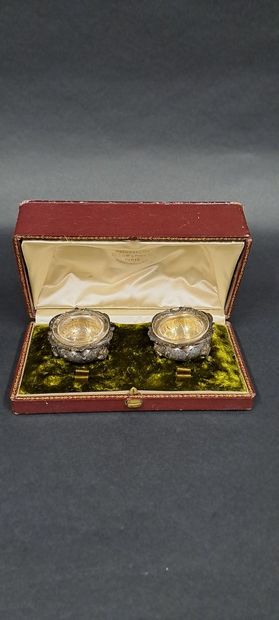 null Pair of silver (925) salad bowls with rocaille decoration, in their case of...