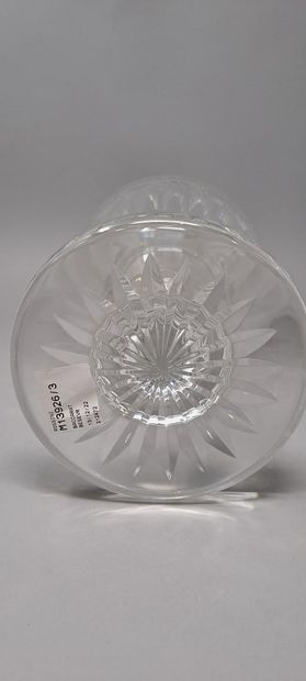 null BACCARAT
Important vase in cut crystal, Edwige model, signed at the bottom of...