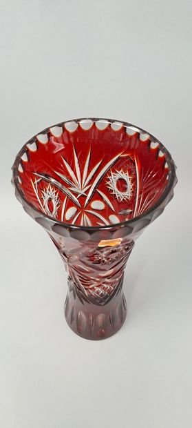 null Vase diabolo in red overlay crystal cut to the wheel. 
Height : 27.20 cm.
