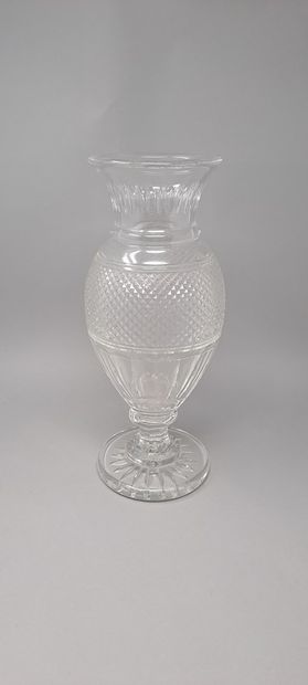 null BACCARAT
Important vase in cut crystal, Edwige model, signed at the bottom of...