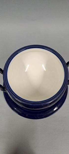null SEVRES 
Soup tureen and its servant in blue porcelain of furnace. 
Piece called...