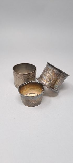 null Silver lot including : 
- two napkin rings
- a tea pass 
Weight : 67 g.