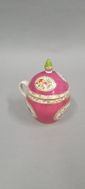 null Two covered cups in Meissen Marcolini porcelain for the Turkish market, decoration...