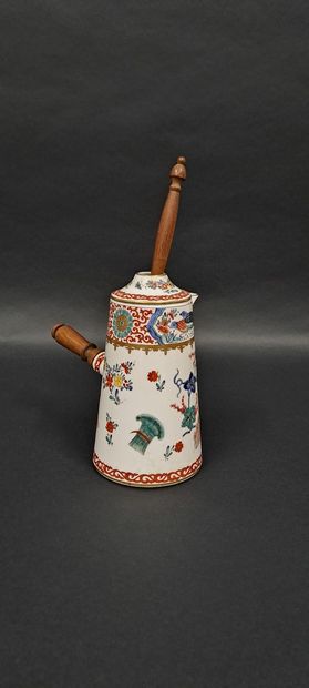 null Paris, Samson End of XIXth century
Chocolate pot with cover in porcelain with...