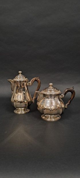 null CARDEILHAC
Part of a silver tea/coffee service composed of a teapot (963 gr)...