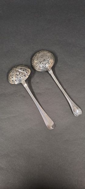 null Set of two 925 silver sprinklers with shell and foliage design
Marked: Minerve
Weight:...