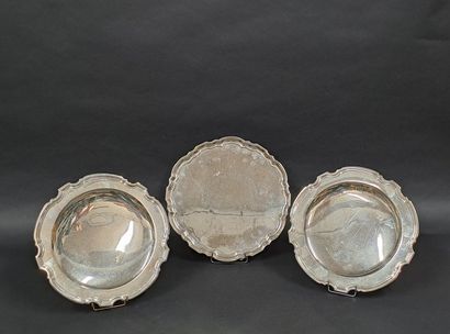 null TIFFANY & Co 
Two dishes on a pedestal and a quadripod tray in silver of scalloped...