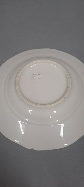 null SEVRES 
Set in white porcelain:
- six dessert plates. Diameter: 16 cm.
- six...