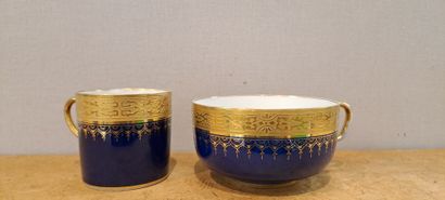 null Partie de service à thé et café en porcelaine " bleu de Sèvres " réhaussé d'or,...
