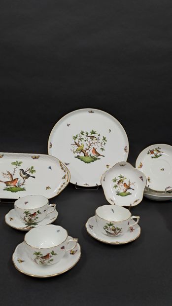 null HEREND HUNGARY
Tea service in polychrome porcelain with decoration of birds,...