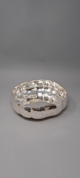 null Cup of quadrangular form with polylobed edges in hammered silver metal.
Dim....