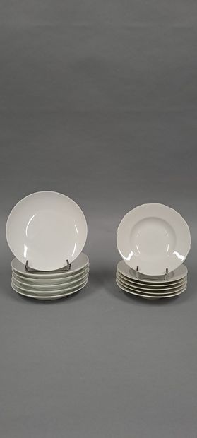 null SEVRES 
Set in white porcelain:
- six dessert plates. Diameter: 16 cm.
- six...