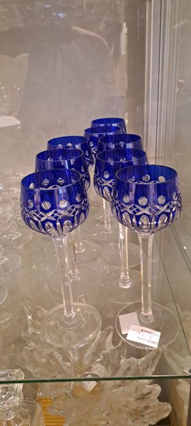 null SAINT LOUIS
Huit verres à vin en cristal overlay bleu, modèle Traminer. Signés,...