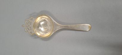 null Tea strainer and rest forming a drip tray in silver plated metal. English work.
Diameter:...
