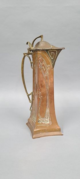 null Large ewer in copper and brass of Art Nouveau style. Mark under the base: C.E.D....
