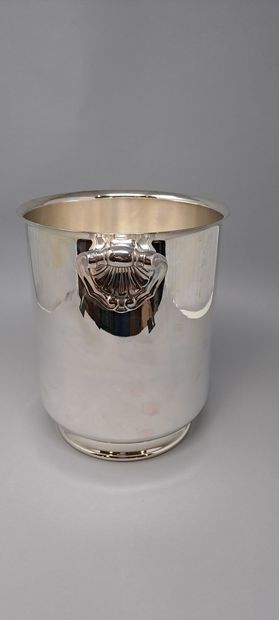 null CHRISTOFLE
Champagne bucket in silver plated metal, the holds with leafy attachments.
H....