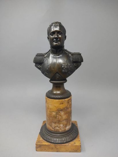 null Buste de Napoléon sur un piédouche en bronze à patine médaille, il repose sur...