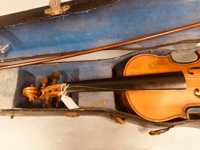 null A 3/4 violin from Mirecourt, 1930-1940.

Apocryphal label "Marchi, 1962".
338...