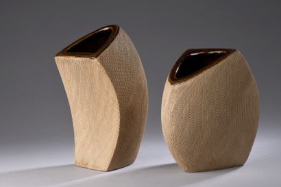 null TRAVAIL FRANÇAIS 
Deux vases en céramique modulables à corps ovoïde entièrement...