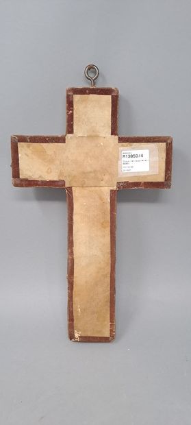 null Croix reliquaire en carton contenant sept petites reliques présentées dans un...