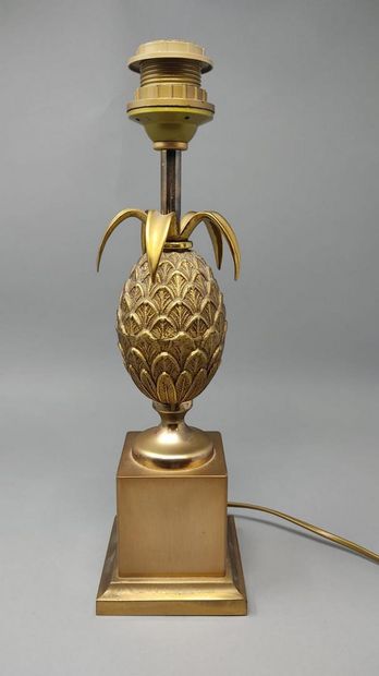 null Pineapple" lamp in gilded metal, the base with square section, signed "Le Dauphin",...