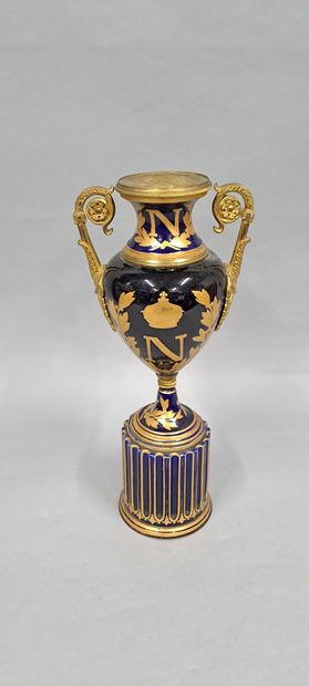 null Sèvres (dans le goût), Vase en porcelaine à décor centrale du chiffre de Napoléon...