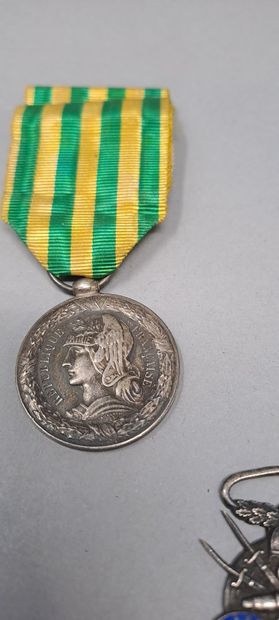 null Trois médailles militaires :
- médaille en argent de la conquête du TONKIN CHINE...