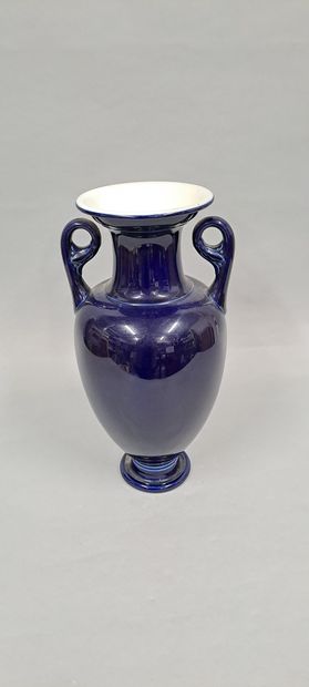 null SEVRES 
Vase amphore en porcelaine à couverte bleu de four. Pièce dite de rebut,...