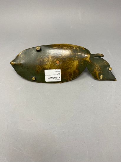 null Un encrier en bronze doré présentant une noix sur une feuille
21 cm de long