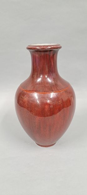 null SEVRES 
Vase balustre en porcelaine à couverte rouge dite " sang de boeuf "....