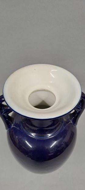 null SEVRES 
Vase amphore en porcelaine à couverte bleu de four. Pièce dite de rebut,...