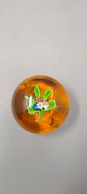 null SAINT-LOUIS (attributed to)
Paperweight, decorated with a flat bouquet of polychrome...