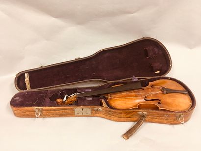 null Violin 4/4, label Diter in Marseille, 1901.

358 mm.
To be restored, with case;

200/300...