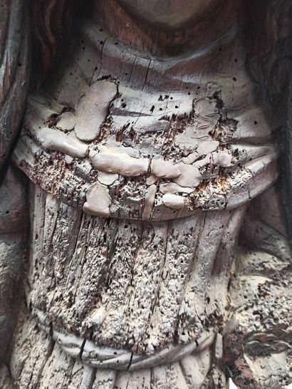 null Sainte en chêne sculpté, dos creusé debout, elle est coiffée d'un voile et porte...