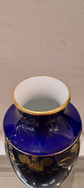 null SEVRES
Vase en porcelaine à fond bleu de Sèvres rehaussé de motifs floraux dorés.
Marques...