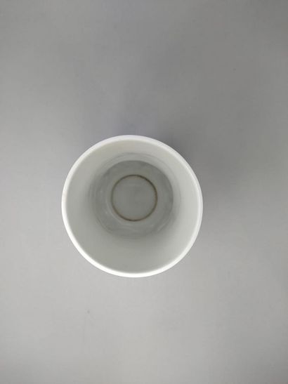 null SEVRES 
Deux vases en porcelaine blanche :
- vase tubulaire sur piédouche en...