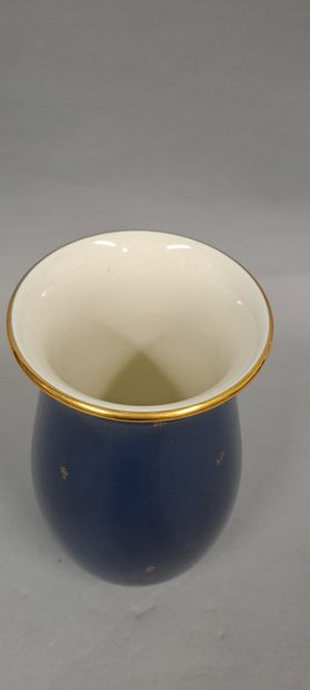 null SEVRES 
Vase en porcelaine bleu à décor de fleurettes en or, le col évasé souligné...