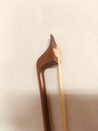 null A double bass bow from the Bazin school.
A pernambuco wood bow.

Width: 632...