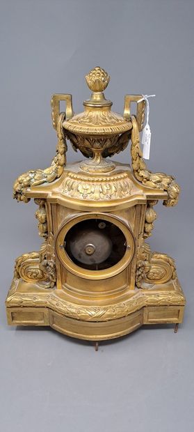 null Pendule en bronze doré de style Louis XVI, cadran rond émaillé à chiffres romains...