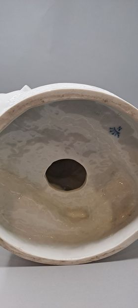 null BOIZOT Simon Louis (D'après)
La toilette de Vénus
Groupe en ronde bosse en porcelaine...