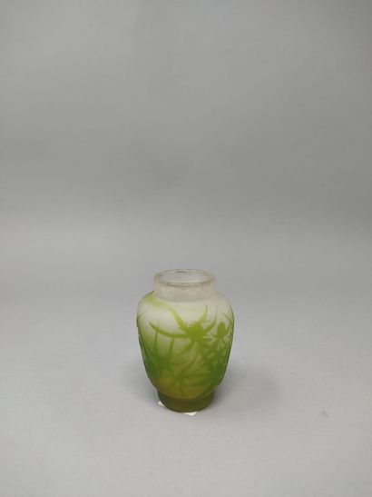 null GALLE (Dans le goût de)
Petit vase à décor de chardons
Signé
H. 8 cm 
Quelques...